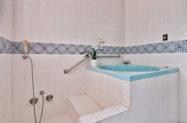 14090 Pine St, Walnut Grove, CA 95690 - full bath with tile walls
