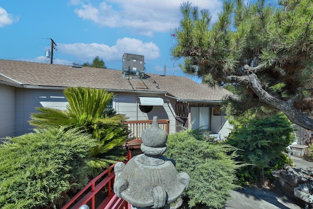 14090 Pine St, Walnut Grove, CA 95690 - rear view of property with a shingled roof