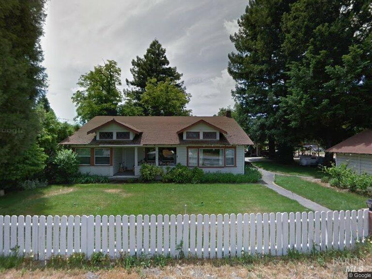 view of front of house with a front yard