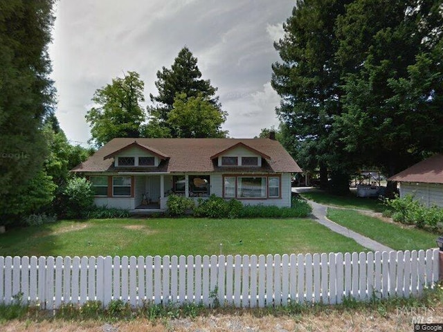 view of front of house with a front yard