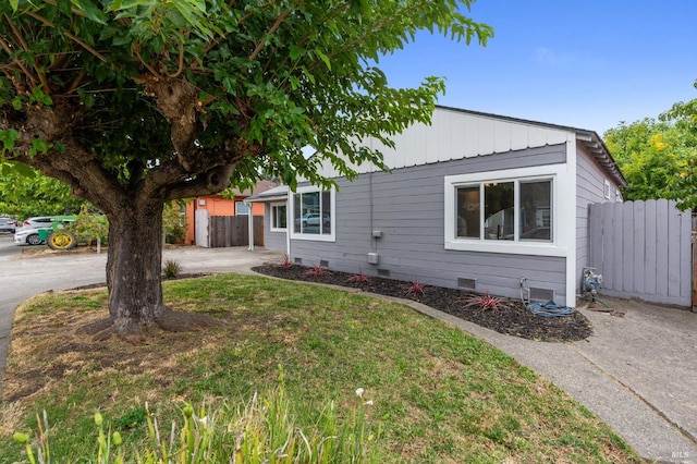 view of front of house featuring a front yard and a patio area