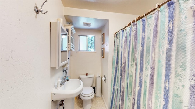 full bath featuring a sink, visible vents, toilet, and a shower with curtain