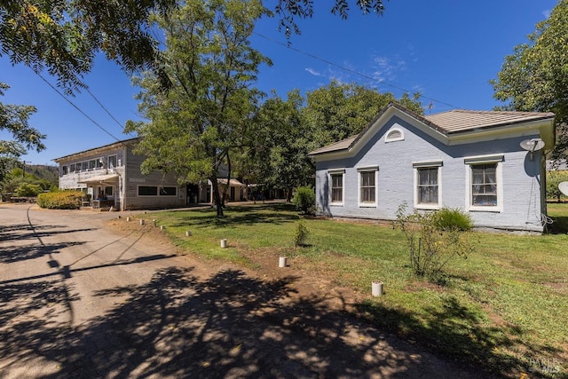 view of front of home with a front lawn