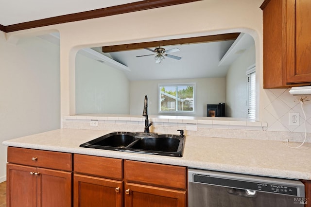 kitchen with stainless steel dishwasher, kitchen peninsula, sink, decorative backsplash, and ceiling fan