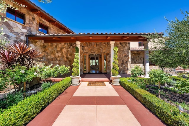 property entrance with covered porch