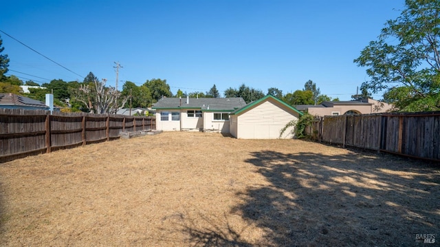 view of yard featuring a shed