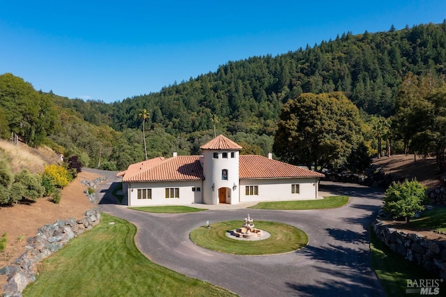 view of front of home with a front lawn