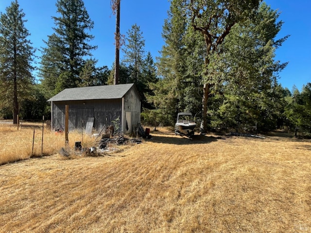 view of yard with an outbuilding