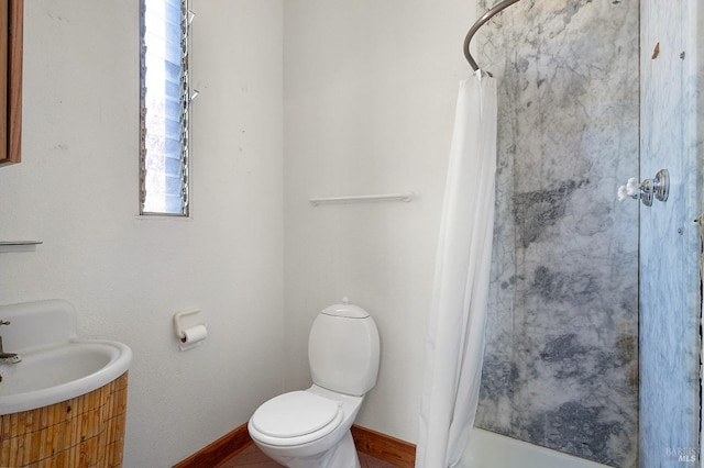 bathroom with baseboards, toilet, shower / tub combo with curtain, and vanity