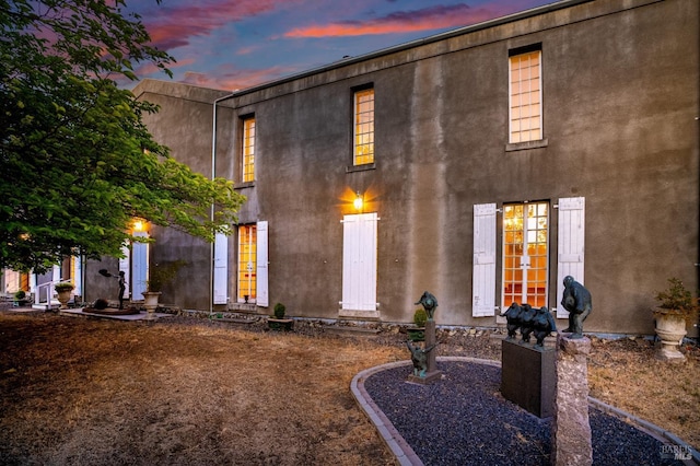 view of front facade featuring stucco siding