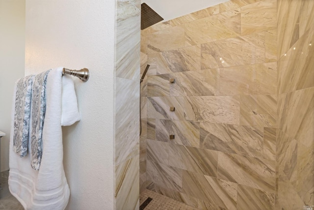 bathroom featuring tiled shower