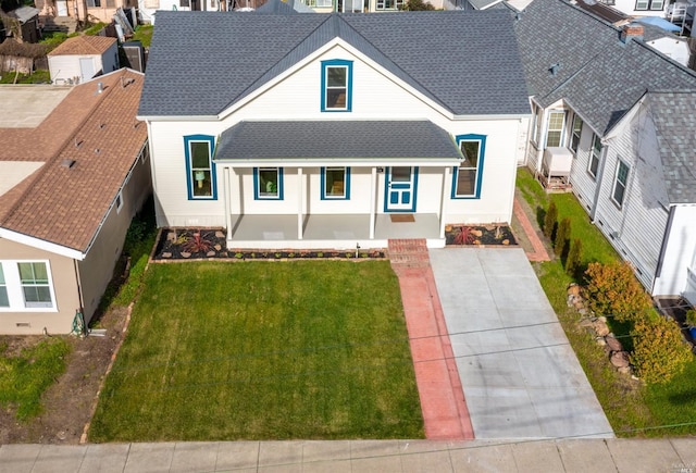 view of front of property featuring a front lawn and covered porch