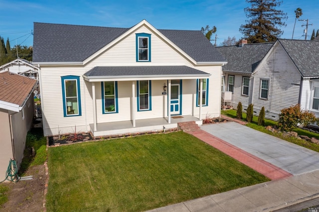 view of front facade featuring a front lawn