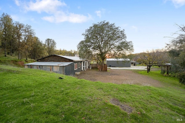 view of yard with an outbuilding