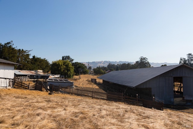 view of yard featuring an outbuilding