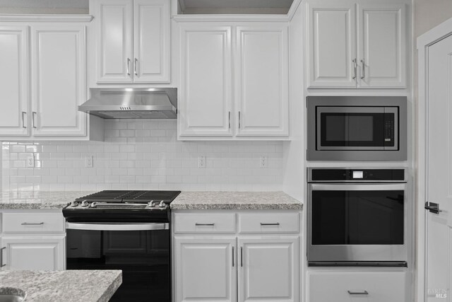 kitchen with a kitchen island with sink, under cabinet range hood, a sink, visible vents, and appliances with stainless steel finishes