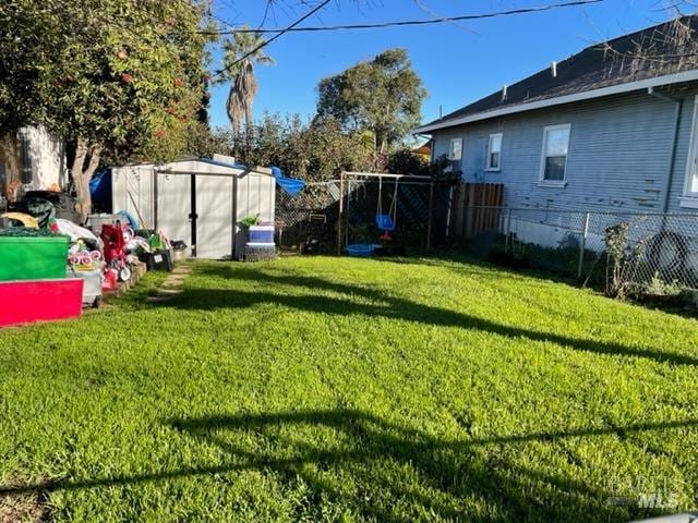 view of yard featuring a shed