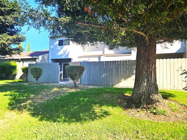 view of front facade featuring a front yard and fence