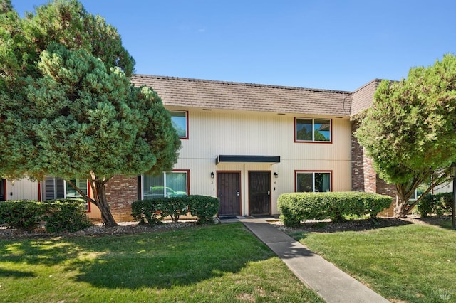 view of front of property featuring a front lawn