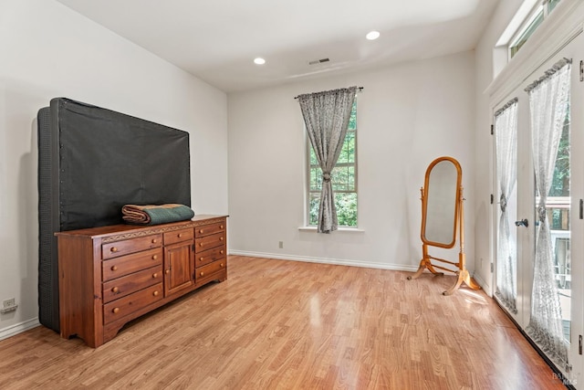 bedroom featuring light wood-style floors, recessed lighting, visible vents, and baseboards