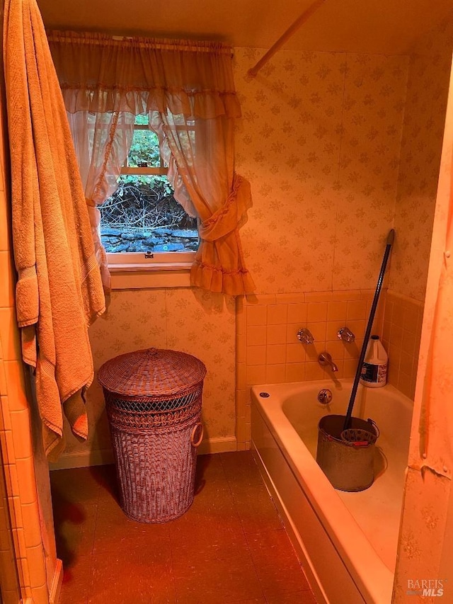 bathroom featuring a washtub