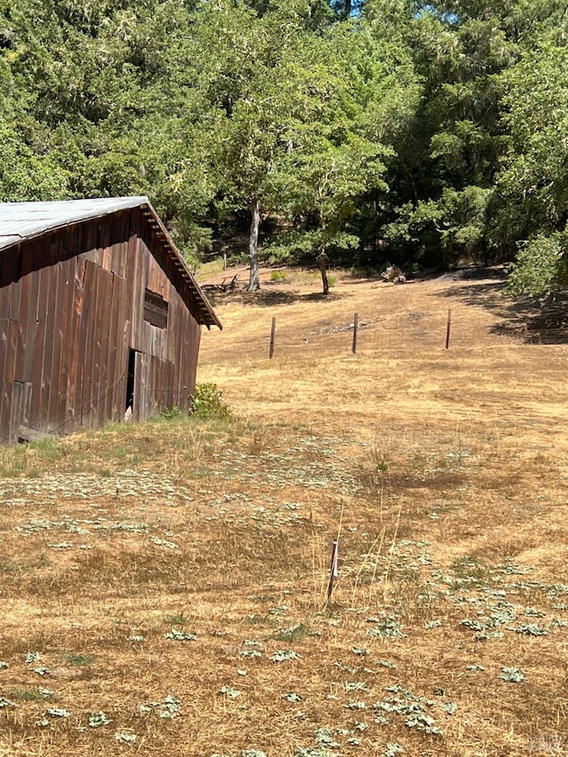 view of yard featuring an outdoor structure