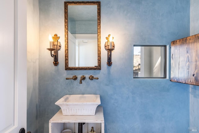 bathroom featuring a sink