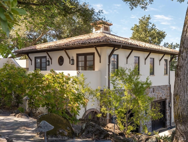 view of front of property featuring a tiled roof and stucco siding