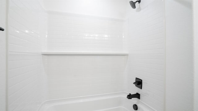 room details with tiled shower / bath combo