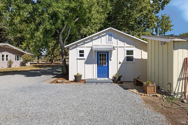 view of outdoor structure with an outbuilding