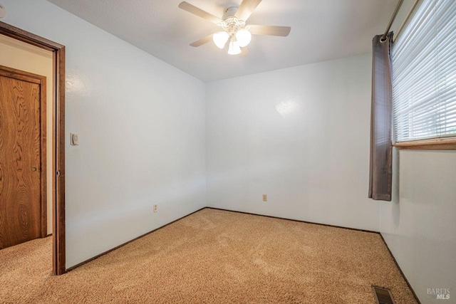 carpeted empty room featuring ceiling fan