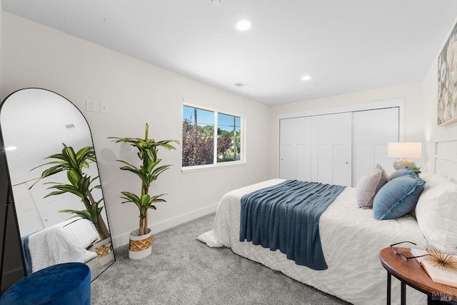 bedroom featuring carpet floors and a closet