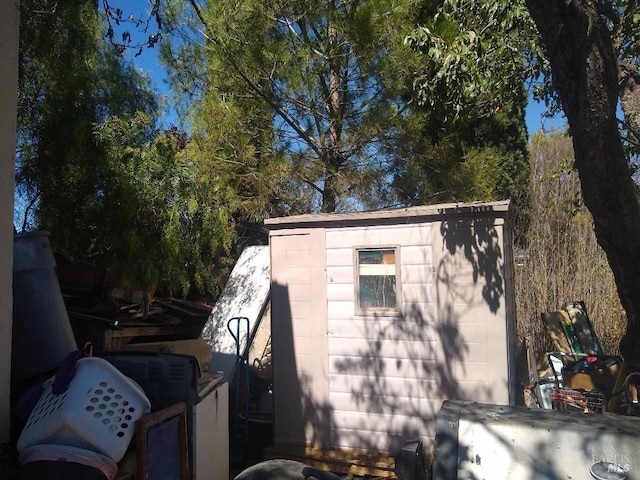 exterior space featuring an outbuilding