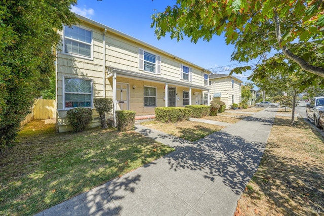 view of front of house featuring a front lawn