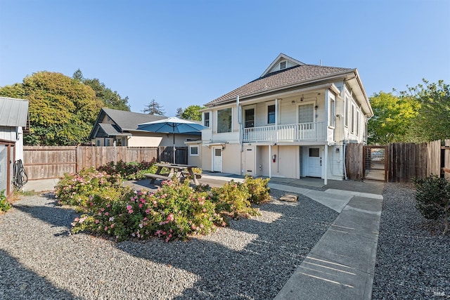 view of front of property featuring a balcony