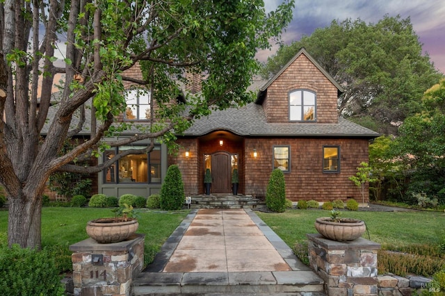 view of front facade with a yard