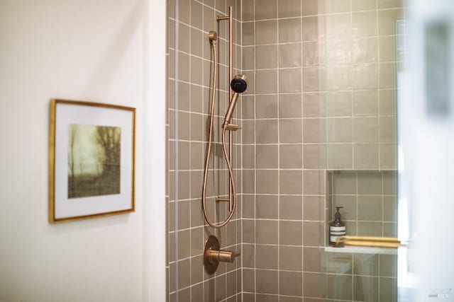 bathroom featuring a tile shower