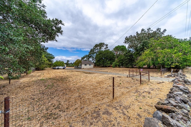 view of yard featuring a rural view