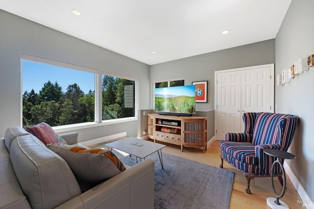 living room featuring recessed lighting, light wood-style floors, and baseboards