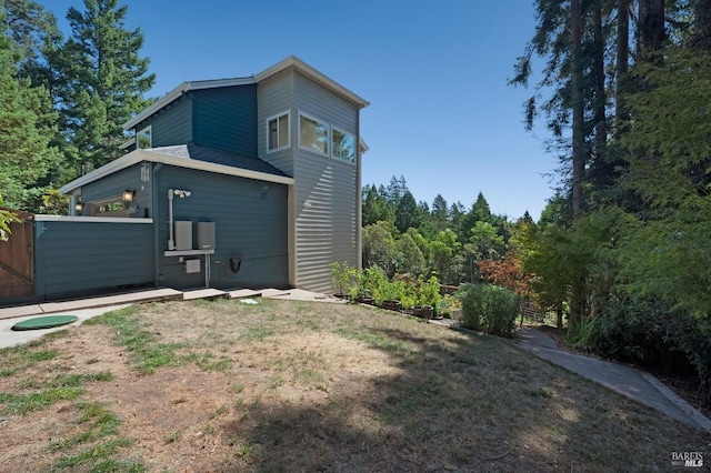 back of house featuring a lawn