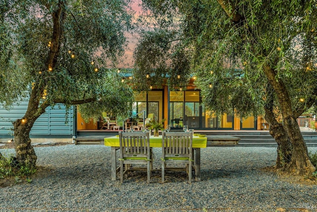 view of yard at dusk