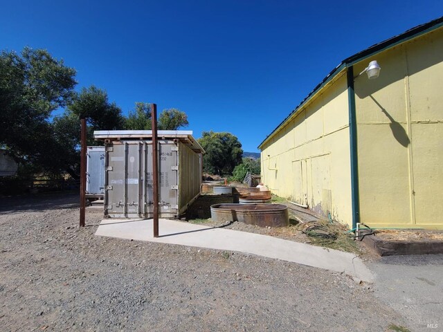 view of yard with an outbuilding