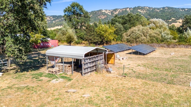 view of yard featuring a mountain view and an outdoor structure