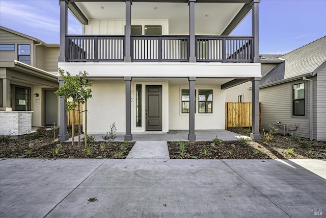 property entrance featuring a balcony