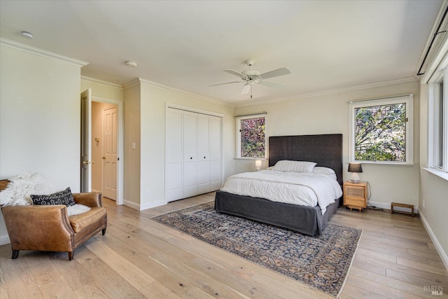 bedroom featuring ceiling fan, a closet, crown molding, and light hardwood / wood-style flooring