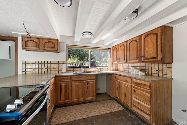 kitchen with black / electric stove, backsplash, kitchen peninsula, beam ceiling, and sink