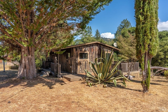 view of yard featuring an outdoor structure