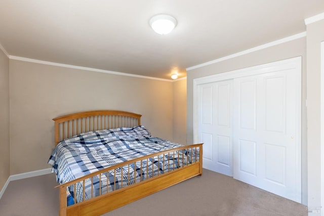 bedroom featuring a closet, carpet floors, and crown molding