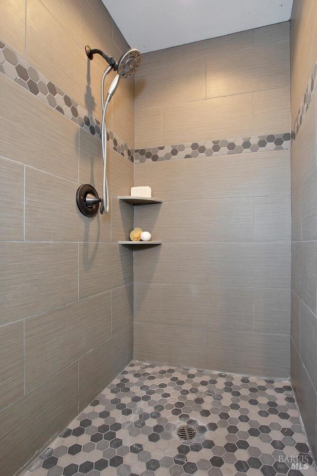 bathroom featuring a tile shower