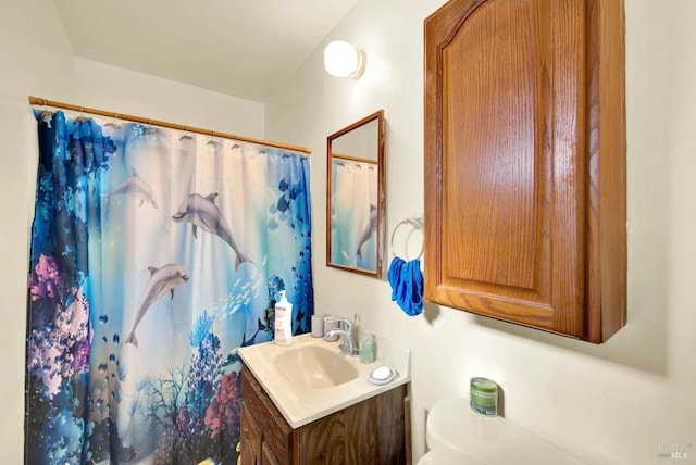 bathroom with a shower with shower curtain, vanity, and toilet